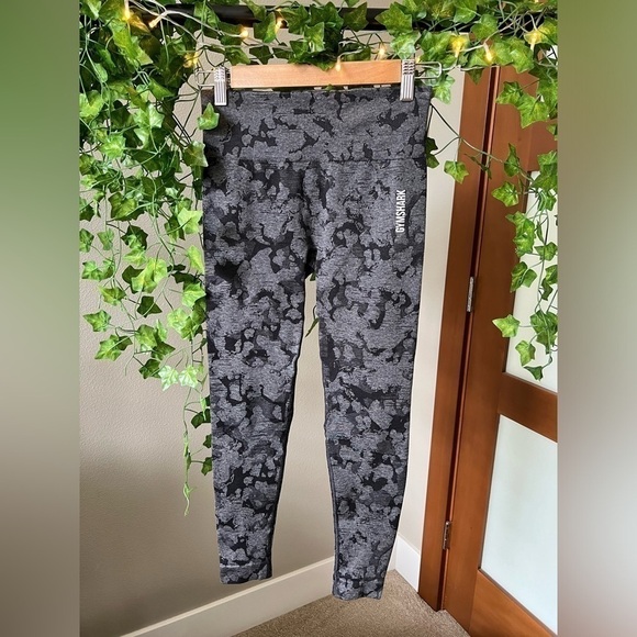 Gymshark mid rise black and gray camo print with scrunch butt size small - Picture 1 of 6
